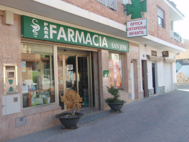 Medical centre and pharmacies in Roldán