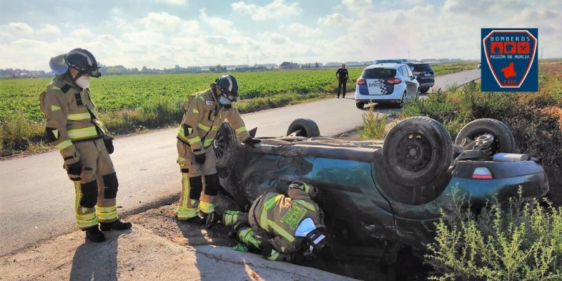 <span style='color:#780948'>ARCHIVED</span> - Two cut out of overturned vehicle in Torre Pacheco