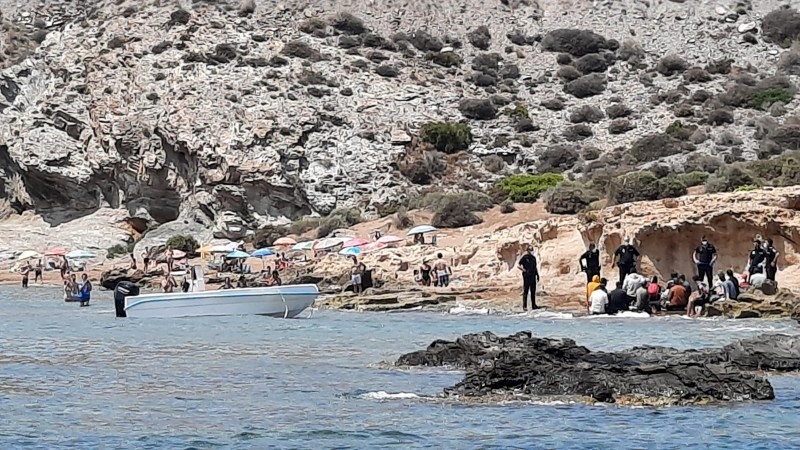 <span style='color:#780948'>ARCHIVED</span> - Dozens of irregular migrants reach the Murcian coast in small boats