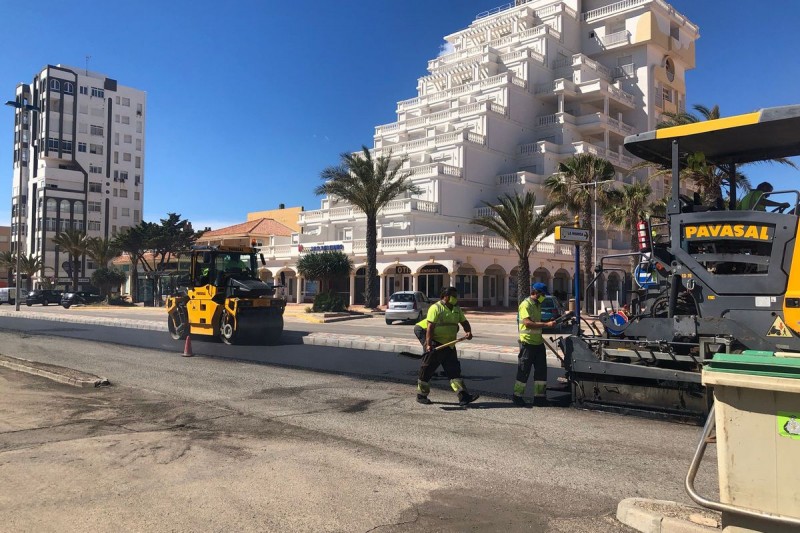 <span style='color:#780948'>ARCHIVED</span> - Cartagena council renewing the tarmac on Gran Vía of La Manga del Mar Menor