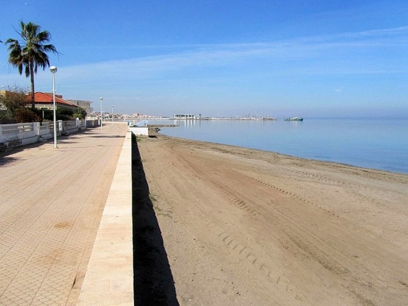 <span style='color:#780948'>ARCHIVED</span> - Residents of Los Nietos demand seafront promenade repairs