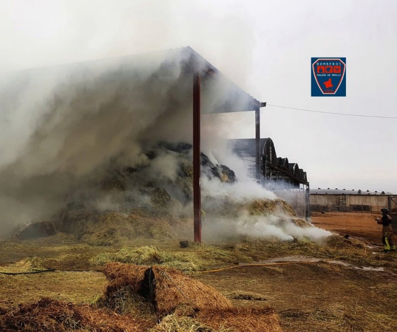 <span style='color:#780948'>ARCHIVED</span> - Fire destroys barn of straw bales in San Javier