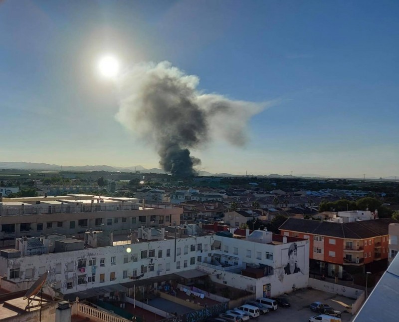 <span style='color:#780948'>ARCHIVED</span> - Fire rages through fruit factory in Torre Pacheco