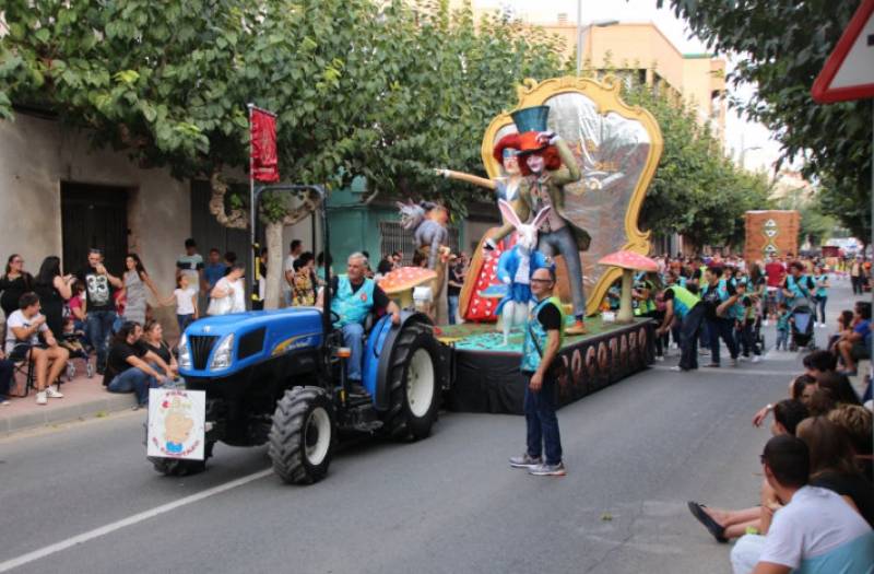<span style='color:#780948'>ARCHIVED</span> - October 8 Grand float parade in the 2022 Feria de Alhama de Murcia