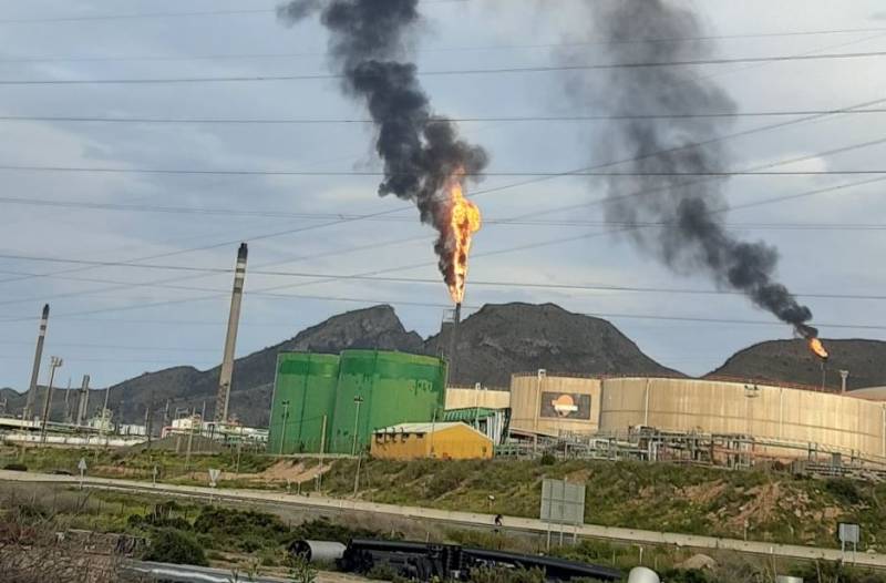 Smoke billowing from Repsol factory sparks panic in Cartagena