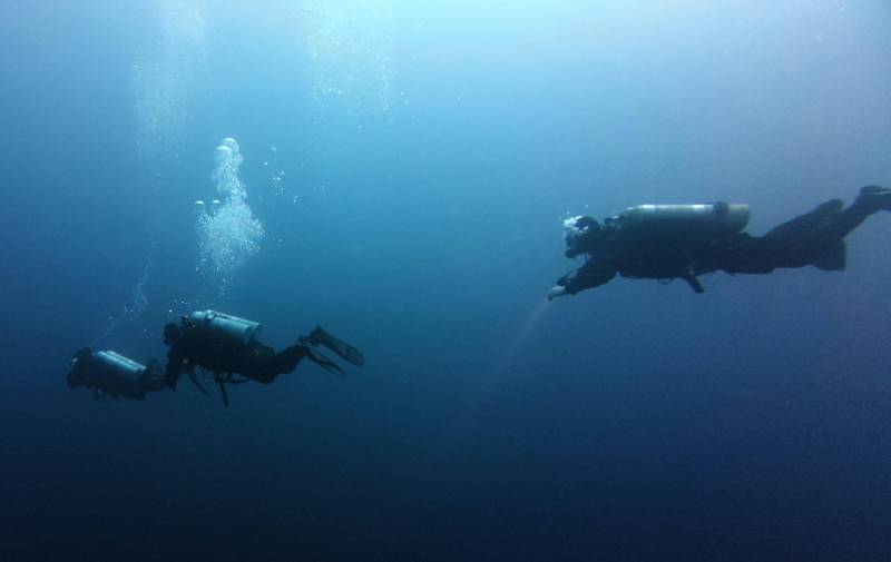 Teenage diver stumbles upon Roman amphora off the coast of Cádiz