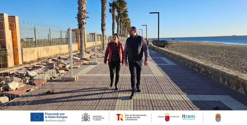 Work starts on the first seafront bicycle lane in Los Alcázares