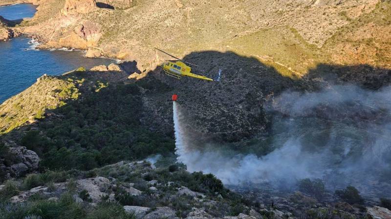 Fire in Cabo Tiñoso brought under control after burning nearly 100 hectares