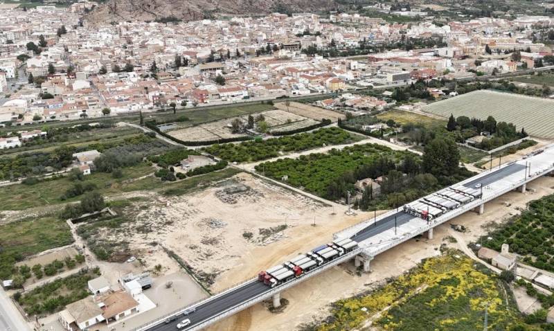 Stress testing: Dozens of lorries park on new Alhama de Murcia AVE bridge to test its durability